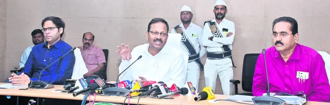 ప్రజాస్వామ్య ప్రాధాన్యతను చాటిచెప్పాలి 