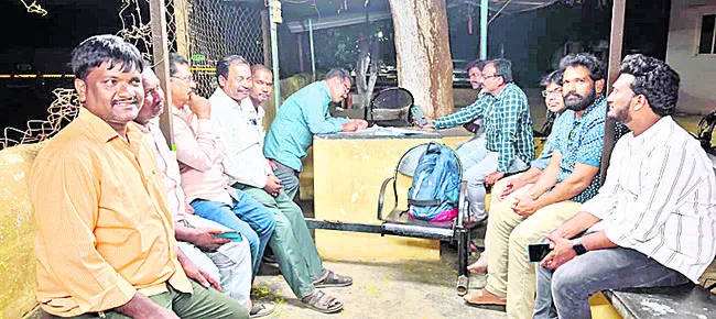 వీఆర్వోలపై దుర్భాషలు 