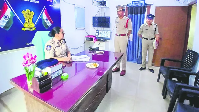 ప్రజలతో మర్యాదగా మెలగండి 