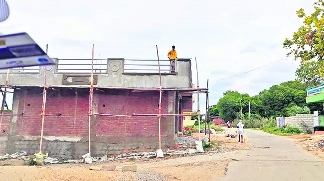 ఆక్రమించి.. ఇల్లు కట్టి 
