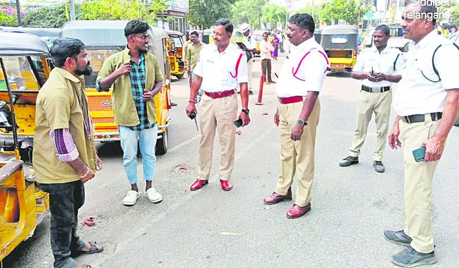 ఆటో డ్రైవర్లు యూనిఫాం ధరించాల్సిందే 