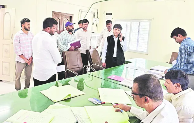 నామినేషన్‌ కేంద్రాల పరిశీలన 