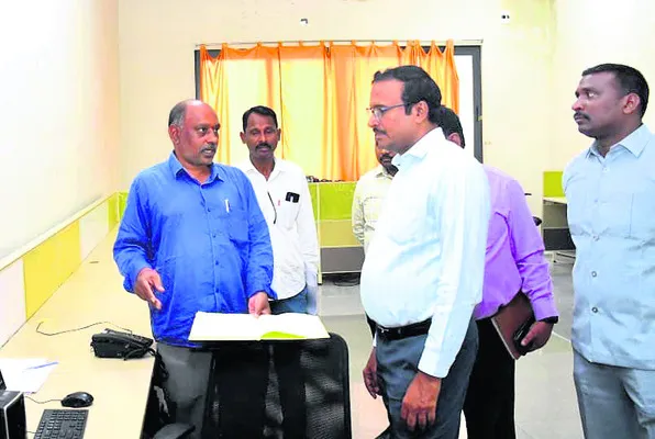 జిల్లాకు చేరుకున్న ఎన్నికల పరిశీలకులు