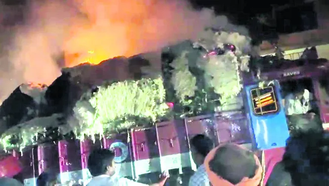 కాటన్‌ లోడు లారీ దగ్ధం 