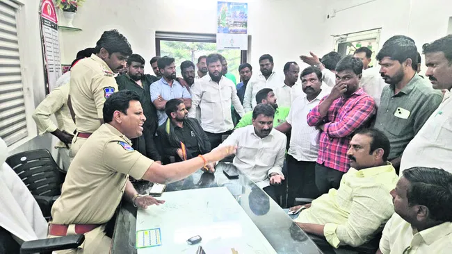 పోలీస్‌స్టేషన్‌లో కాంగ్రెస్‌ నేతల రచ్చ 