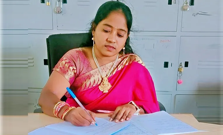 అప్పుడు సర్పంచ్‌.. ఇప్పుడు లెక్చరర్‌