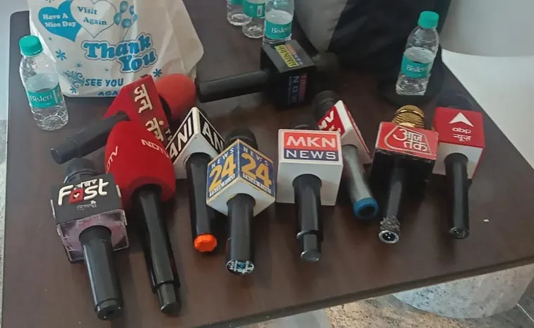 HYD: గవర్నర్‌ ప్రోగ్రామ్‌లో ఫేక్‌ రిపోర్టర్లు!