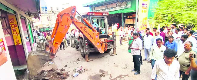 అక్రమ నిర్మాణాలు కూల్చివేత