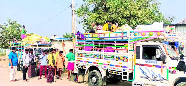 ● ఉపాధి కరువై.. ఊరు వదిలి