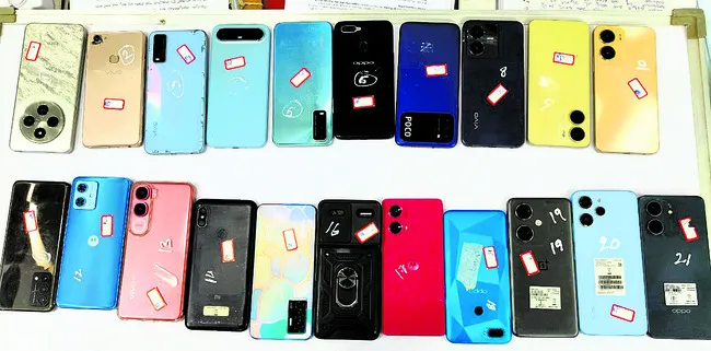 సెల్‌ ఫోన్ల దొంగల అరెస్ట్‌ 