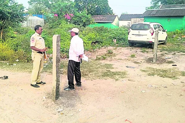 కొల్లేటికోటలో ఆగని ఆక్రమణలు 