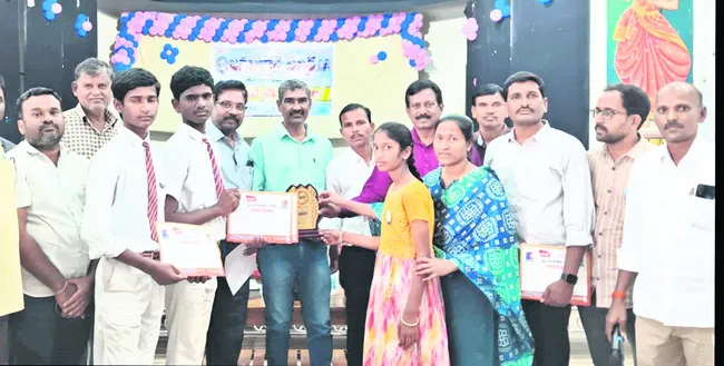 విద్యార్థులు శాసీ్త్రయ దృక్పథం అలవర్చుకోవాలి 