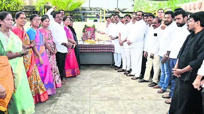 భారత ప్రథమ సామాజిక తత్వవేత్త పూలే 