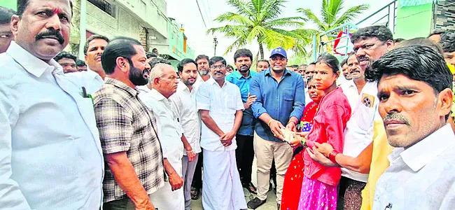 చంద్రకళకు వైఎస్సార్‌సీపీ ఎన్నారై నేతల చేయూత 