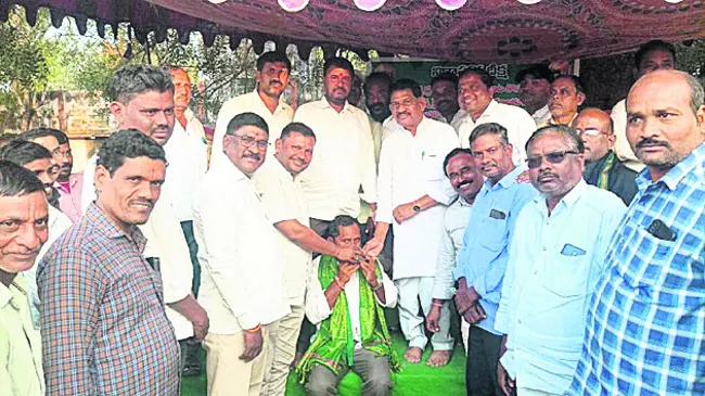 నిరవధిక దీక్ష విరమించిన రైతు 