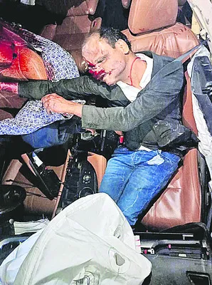 లారీని వెనుక నుంచి ఢీకొట్టిన కారు 