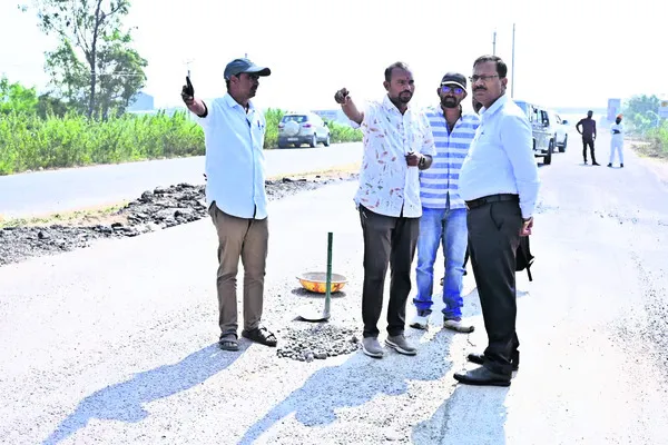 రోడ్ల మరమ్మతులు త్వరగా పూర్తిచేయాలి 