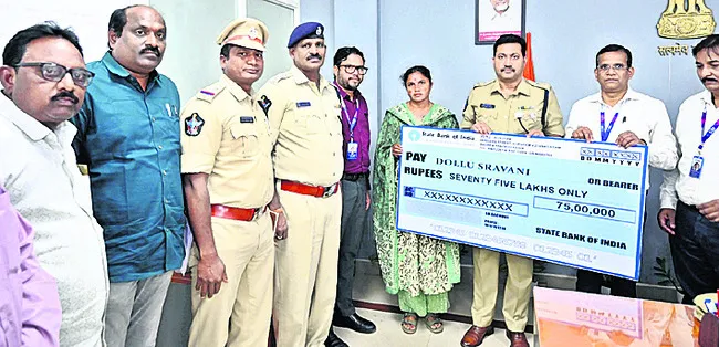 ఖాకీ కుటుంబానికి.. భరోసా..!