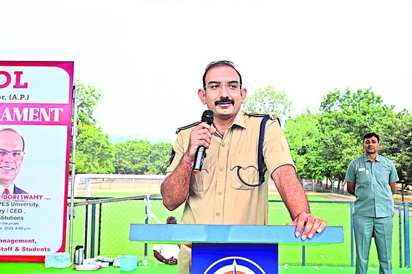 విద్య.. క్రీడలతో ఉజ్వల భవిత 
