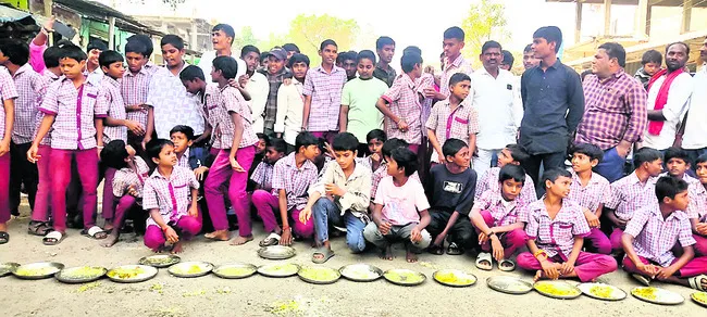 పురుగుల అన్నం.. నీళ్ల చారు