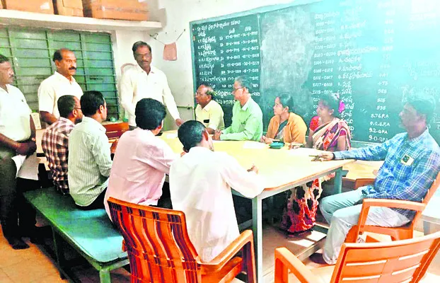 విద్యార్థిని ఆత్మహత్యాయత్నంపై విచారణ