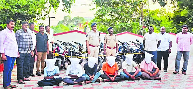 బైక్‌ చోరీలు.. గంజాయి విక్రయాలు 
