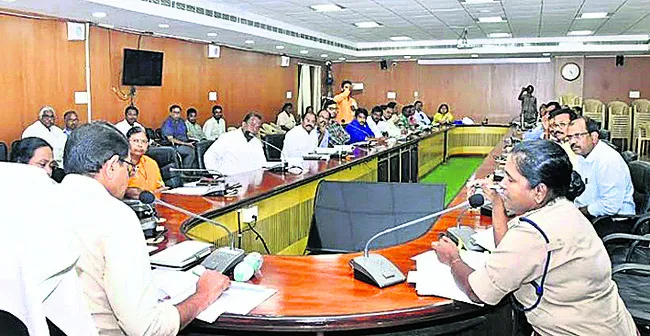 ప్రమాద కేసులను త్వరితగతిన పరిష్కరించాలి : కలెక్టర్‌