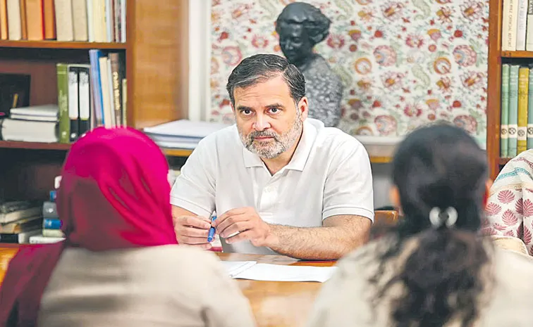 Rahul Gandhi calls for a debate on air pollution in Parliament