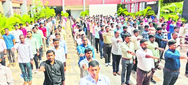 తొలి జీతానికి తకరారు!