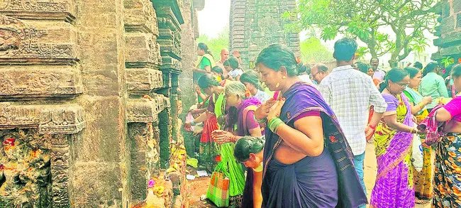 భక్తులకు భద్రత ఏదీ..? 