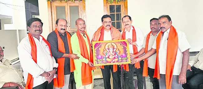 ఐపీఎస్‌ హోదా దక్కిన శ్రీనివాస్‌కు సన్మానం
