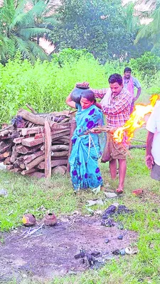 అత్తకు తలకొరివి పెట్టిన కోడలు