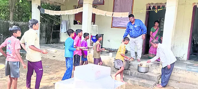 విద్యార్థులకు నాణ్యమైన భోజనం అందించాలి
