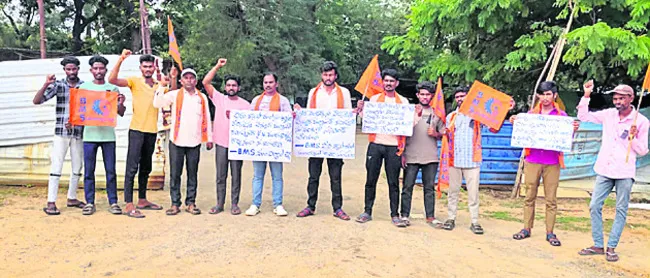 చిరువ్యాపారులపై కమిషనర్‌ జులుం