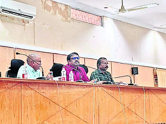 భూముల రీసర్వేపై సమీక్ష 