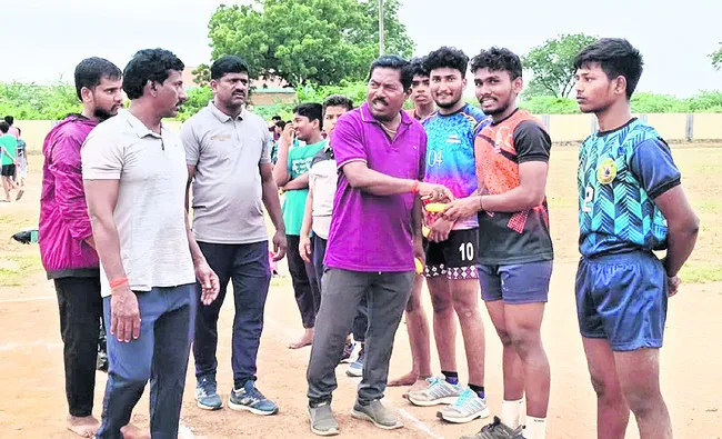 చదువుతోపాటు క్రీడల్లో రాణించాలి 