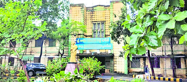 నిధులు నాస్తి.. కమీషన్ల కక్కుర్తి 