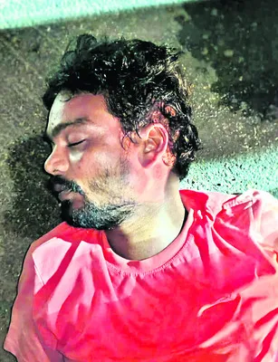 రోడ్డు ప్రమాదంలో  యువకుడి మృతి   