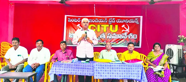 కార్మికుల హక్కులు కాలరాస్తే ఉద్యమిస్తాం 