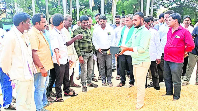 దళారుల చేతిలో మోసపోవద్దు
