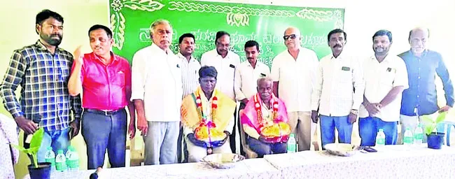 పురస్కార గ్రహీతలకు సత్కారం 