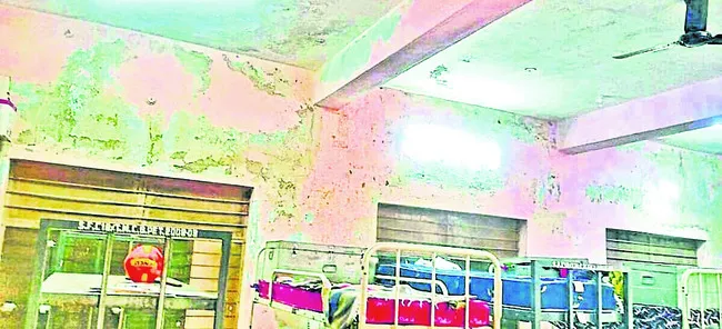 శిథిల భవనంలో విద్యార్థినుల వెతలు 