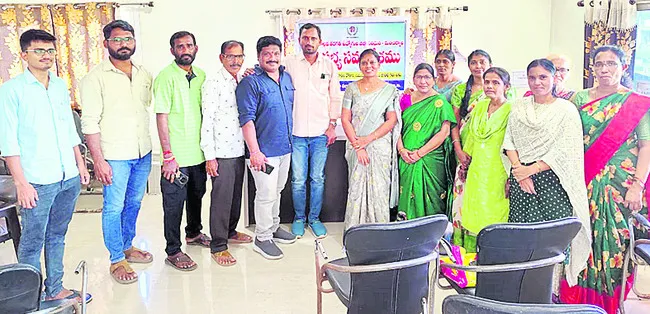 నాలుగో తరగతి ఉద్యోగుల సమస్యలు పరిష్కరించాలి