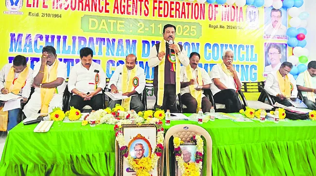 ఎల్‌ఐసీ ఏంజెట్ల సమస్యలపై పోరాడిన స్టాలిన్‌బాబు 