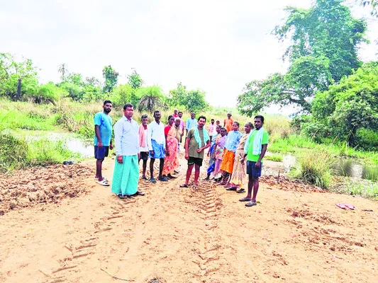 రోడ్డు నిర్మించాలని పూజారుల నిరసన
