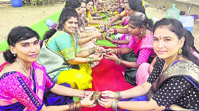 పూర్వ విద్యార్థుల గాజుల పండగ
