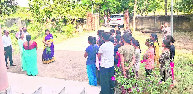 హాస్టల్‌లో అపరిశుభ్రతపై కలెక్టర్‌ ఆగ్రహం