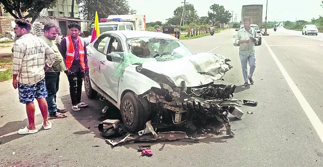 కారును ఢీకొన్న లారీ