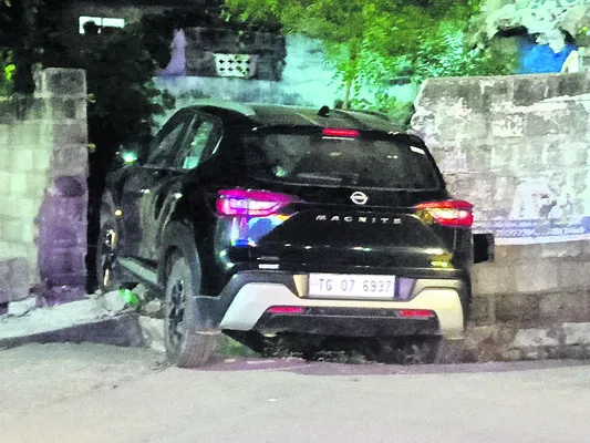 ఇంట్లోకి దూసుకెళ్లిన కారు