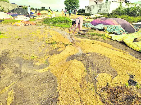 కల్లాల్లో కష్టాలు